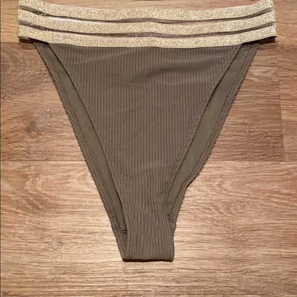 Bikini - Picture 3 of 5